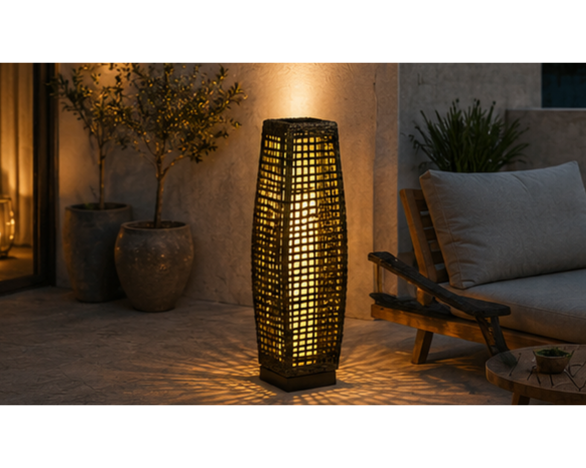 Lampadaire colonne en rotin tressé noir pour jardin | ORIO