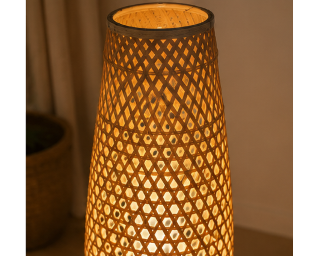 Lampadaire colonne en rotin tressé ajouré | VASO