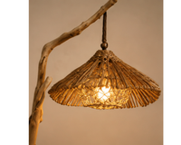 Lampadaire en bois flotté et abat-jour en rotin tressé | TREEZ