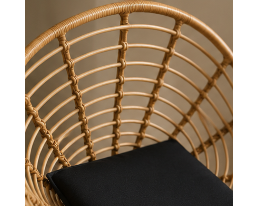 Fauteuil en rotin design rond avec coussin et pieds métal | MELTO