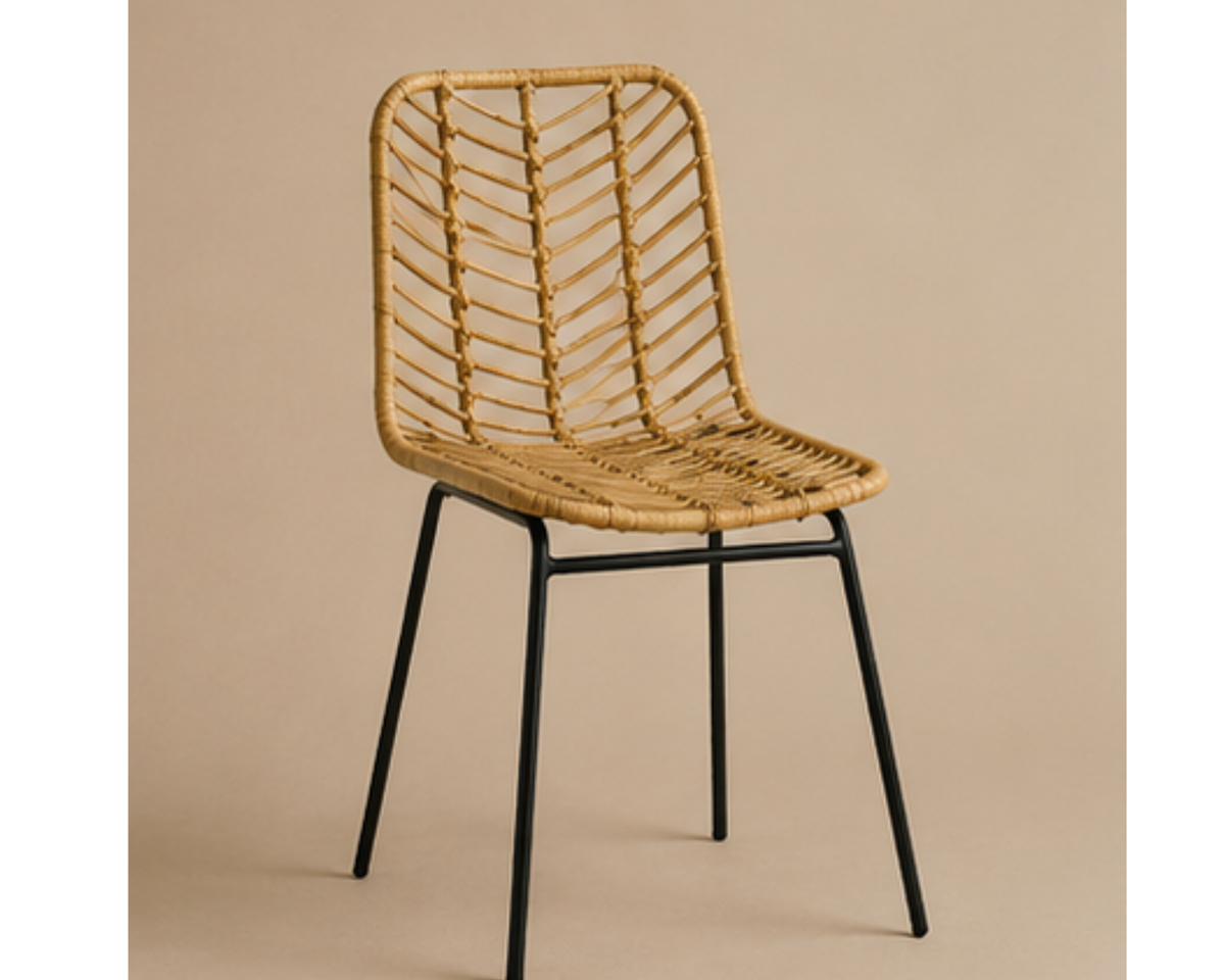 Chaise en rotin tressé avec pieds en métal noir | LIKA