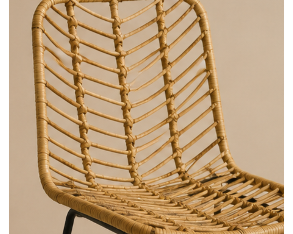 Chaise en rotin tressé avec pieds en métal noir | LIKA