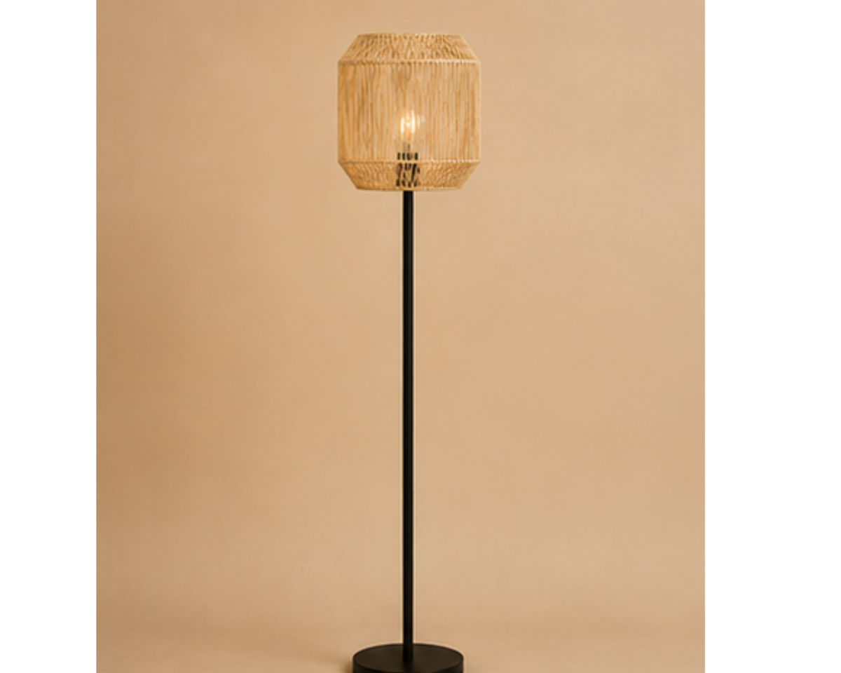 Lampadaire en rotin tressé et métal noir | TROI